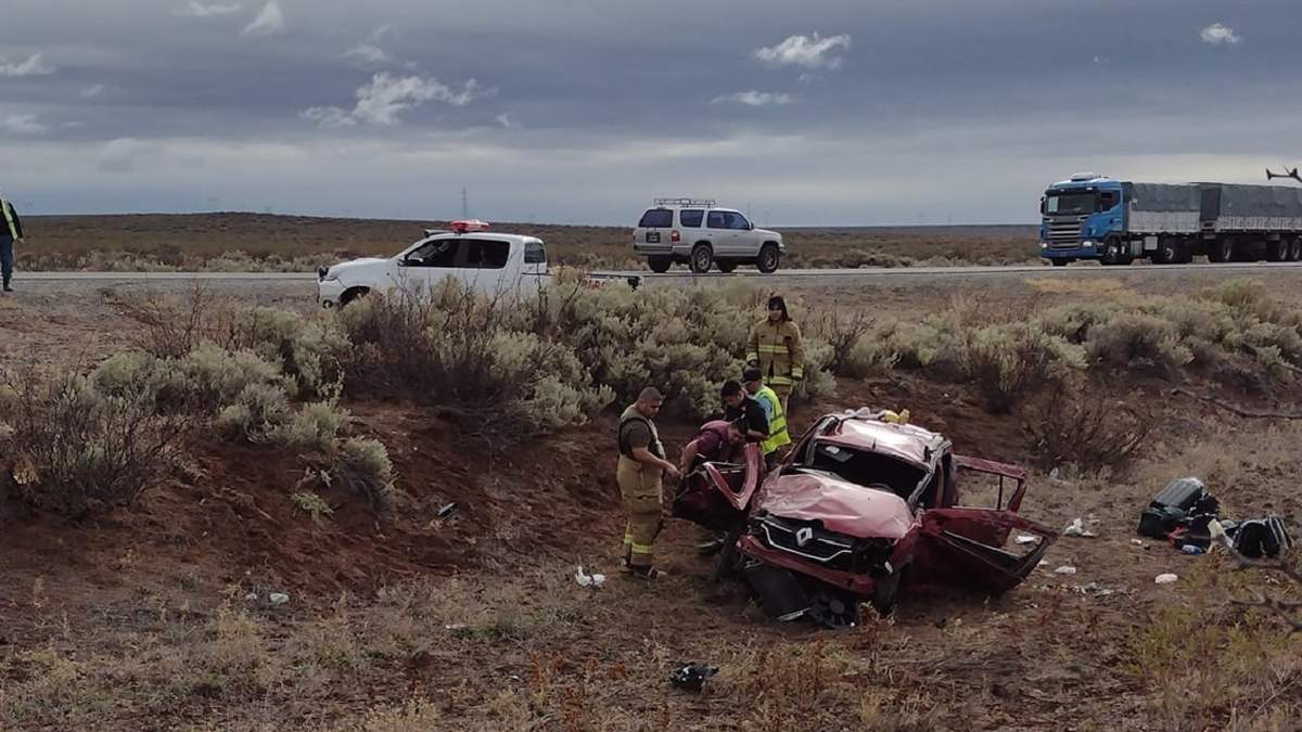 El auto dio varias vueltas. Los padres se encuentran hospitalizados con heridas de consideración. Fuente: Bomberos Voluntarios.