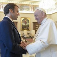 El Papa se reúne durante casi una hora con Macron en el Vaticano para hablar de la paz en Europa