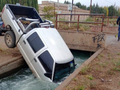 Cayó al canal de Centenario con su camioneta y tenía 2,61 gramos de alcohol por litro en sangre