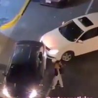 Un sujeto destroza a golpes y batazos un auto de Uber en la Benito Juárez (Video)