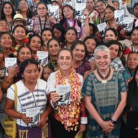 Sheinbaum reconoce a indígenas por traducir la cartilla de derechos de las mujeres a 67 lenguas