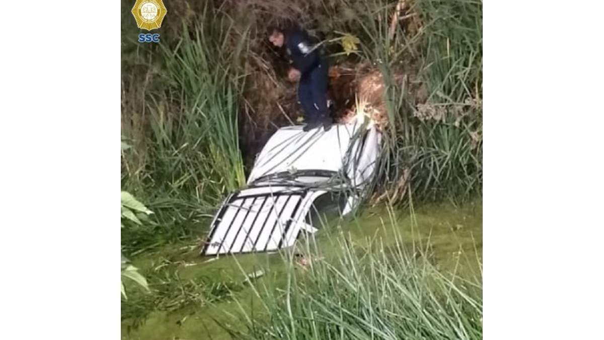 Auto en aguas negras