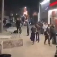 Joven agredido por dos sujetos, se retira pero regresa para vengarse con una pistola y les dispara