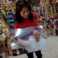 Se desata en Michoacán la vendimia de artículos alusivos a la visita del Papa