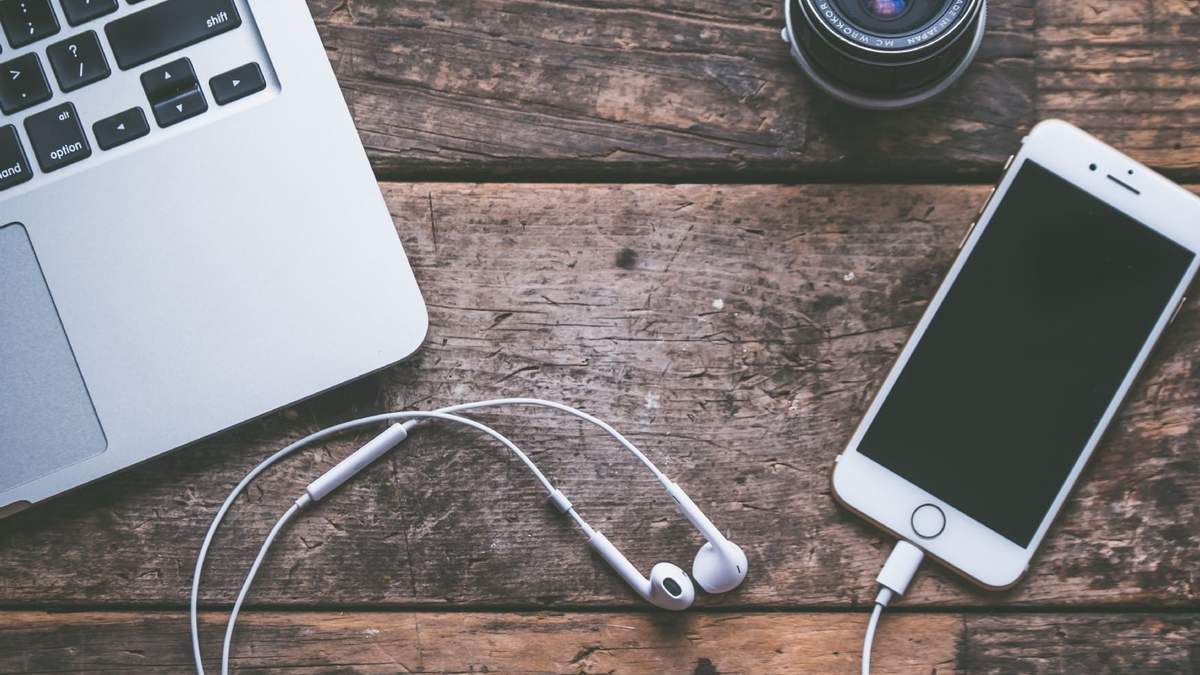Apple incluye auriculares al comprar un iPhone. Fuente: (Twitter).