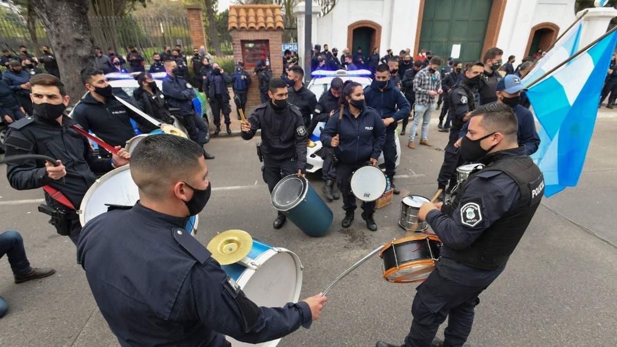 Policía Bonaerense frente a Olivos. Fuente: (Twitter)