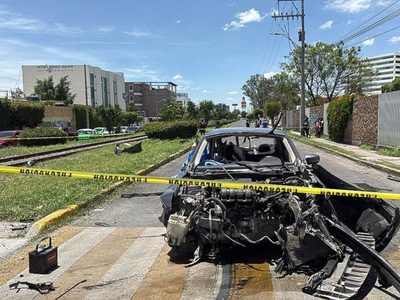 Locomotora se desprende de tren y embiste a varios vehículos en Irapuato; murieron seis personas