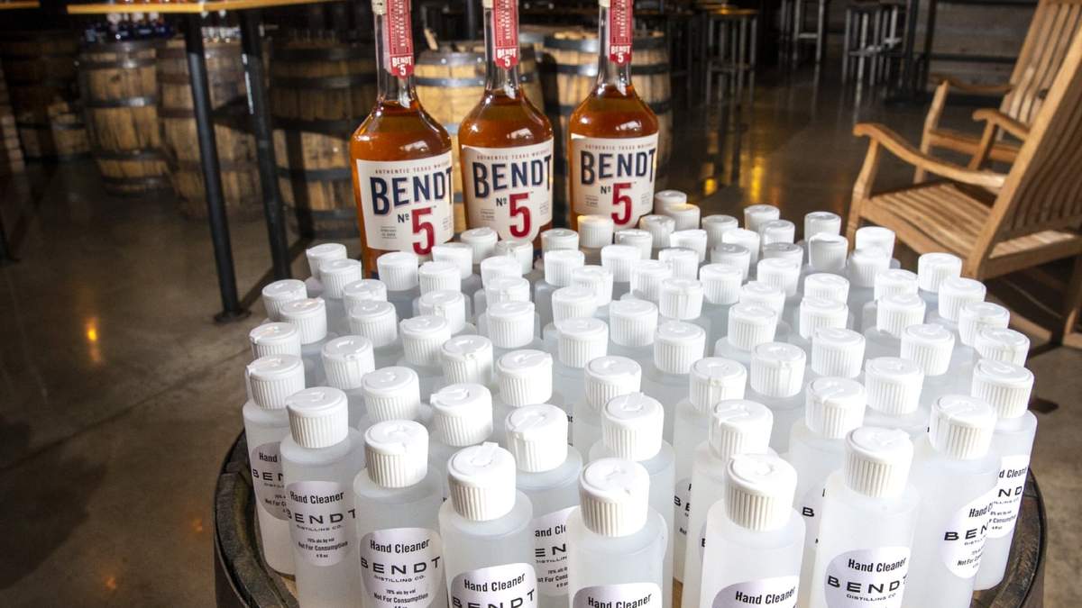 Donan alcohol para hospitales. Fuente: (Twitter)