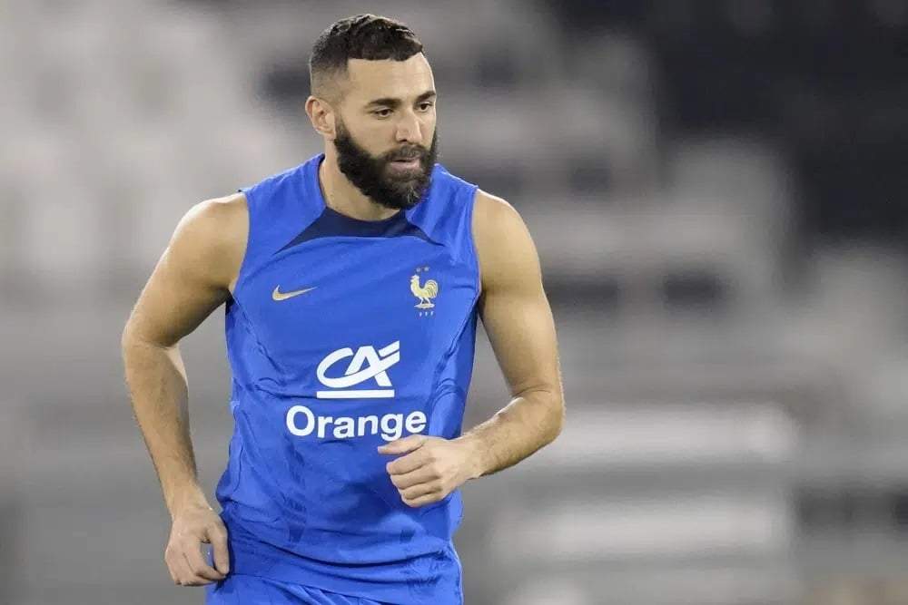 El delantero francés Karim Benzema durante un entrenamiento en el estadio Jassim Bin Hamad en Doha, Qatar, el 19 de noviembre de 2022
