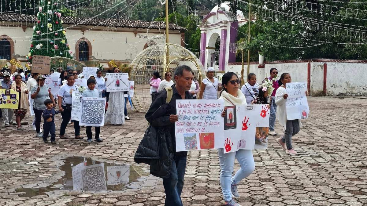 Familiares y pobladores de Alcozauca en la región Montaña de Guerrero marcharon para exigir justicia por el feminicidio de Eleuteria