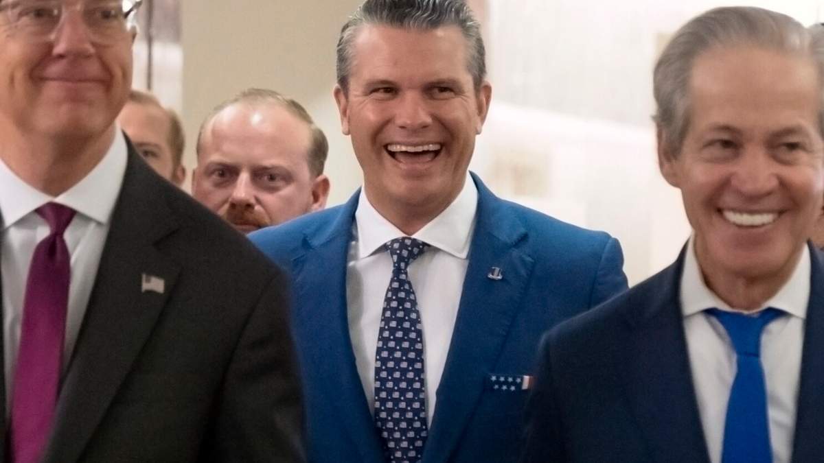 Pete Hegseth, el elegido por el presidente electo Donald Trump para ser secretario de Defensa, llega a una reunión con la senadora Susan Collins, republicana por Maine, en el Capitolio, el miércoles 11 de diciembre de 2024, en Washington