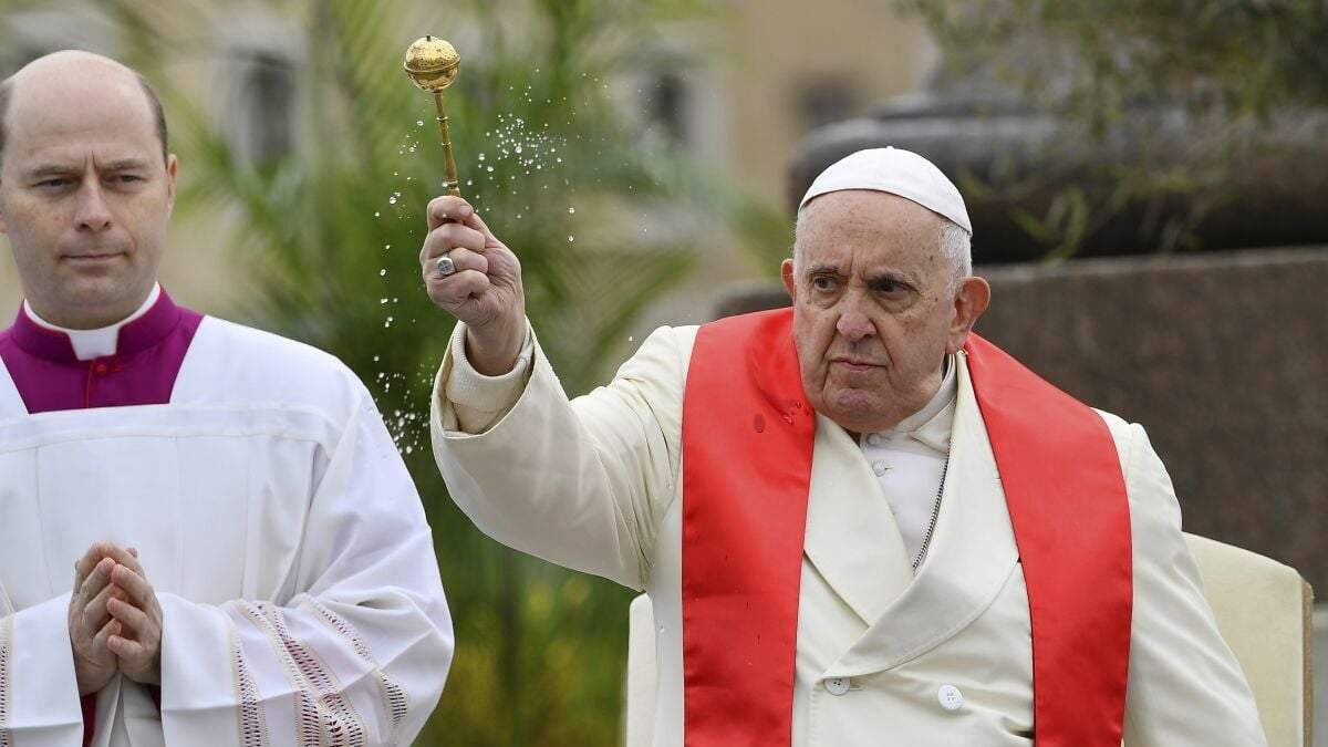 El Papa bendice a los fieles con ramas de olivo y palma antes de la misa del Domingo de Ramos en la Plaza de San Pedro del Vaticano, el domingo 2 de abril de 2023, al día siguiente de ser dado de alta del Hospital Universitario Agostino Gemelli en Roma, donde fue atendido por una bronquitis