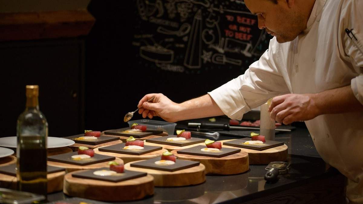 Chef cocina para 12 comensales. Fuente: (Instagram)