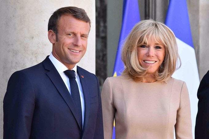 El presidente de Francia, Emmanuel Macron, junto a la primera dama, Brigitte Macron
