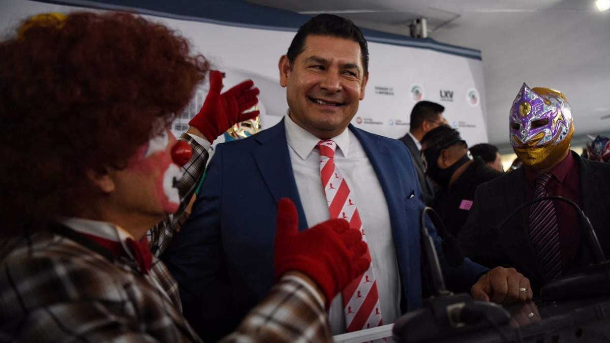 Un grupo de payasos y luchadores originarios del estado de Puebla acudieron este miércoles al Senado para mostrar su apoyo a Alejandro Armenta, quien ha manifestado su intención de competir por la gubernatura de Puebla