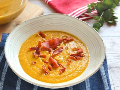 La receta de sopa otoñal al horno que no vas a dejar de hacer una vez que la pruebes