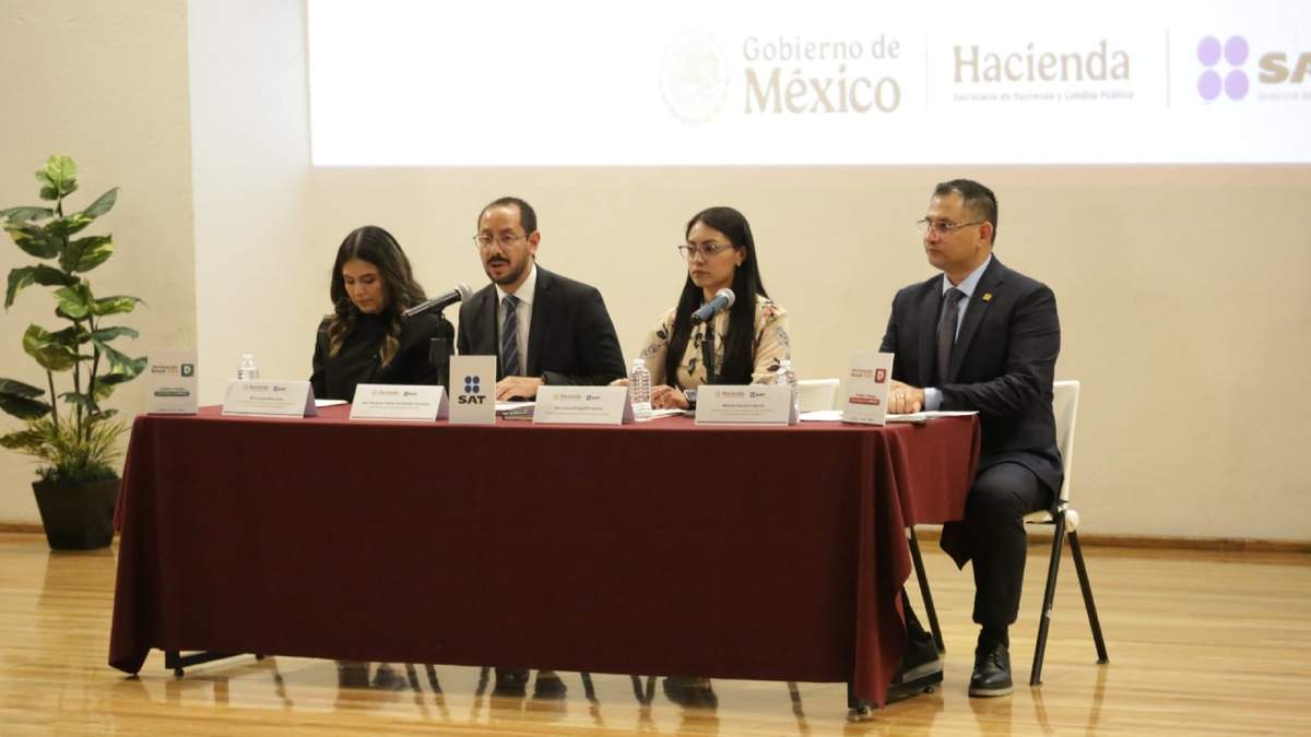 Gari Flores, frente el micrófono, en la conferencia de prensa