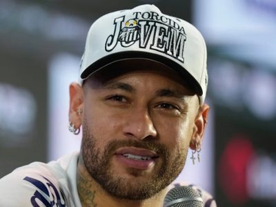 Neymar es operado de la rodilla izquierda y espera llegar al Mundial 2026