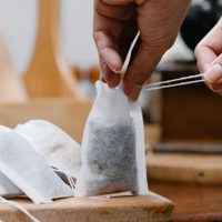 Si tenés una caja llena de saquitos de té vencidos, guardala: mirá cómo las podés usar en las plantas de tu jardín