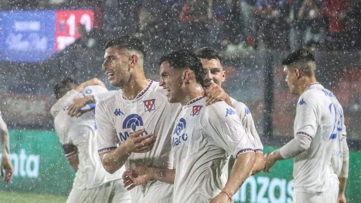Así llovía en el segundo gol de Tigre. Igual se jugó un rato más.