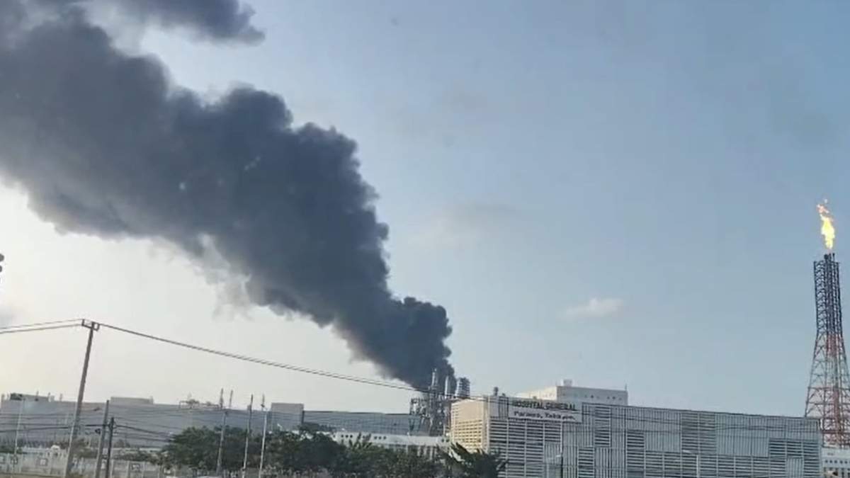 El humo que surge de la refinería de Dos Bocas