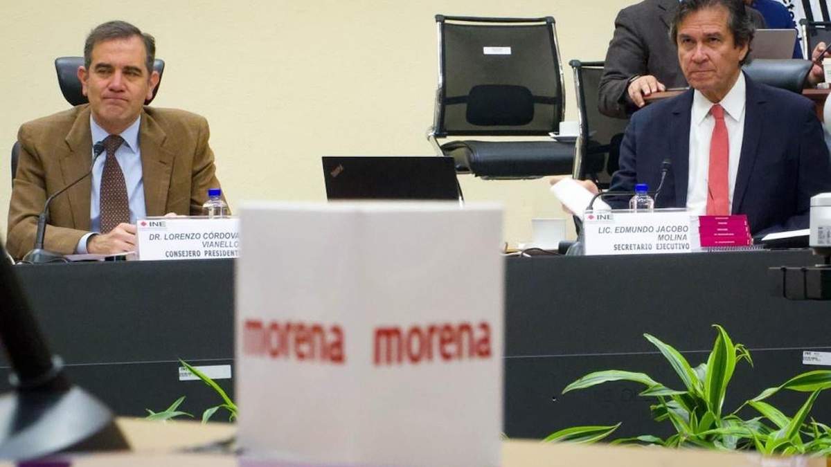Lorenzo Córdova y Edmundo Jacobo en la sesión extraordinaria del Instituto Nacional Electoral