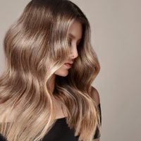 La receta de la abuela: la planta con la que podés aclarar tu cabello de forma natural y económica