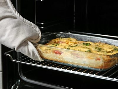 El secreto de la abuela para limpiar las bandejas llenas de grasa después de cocinar y dejarlas impecables
