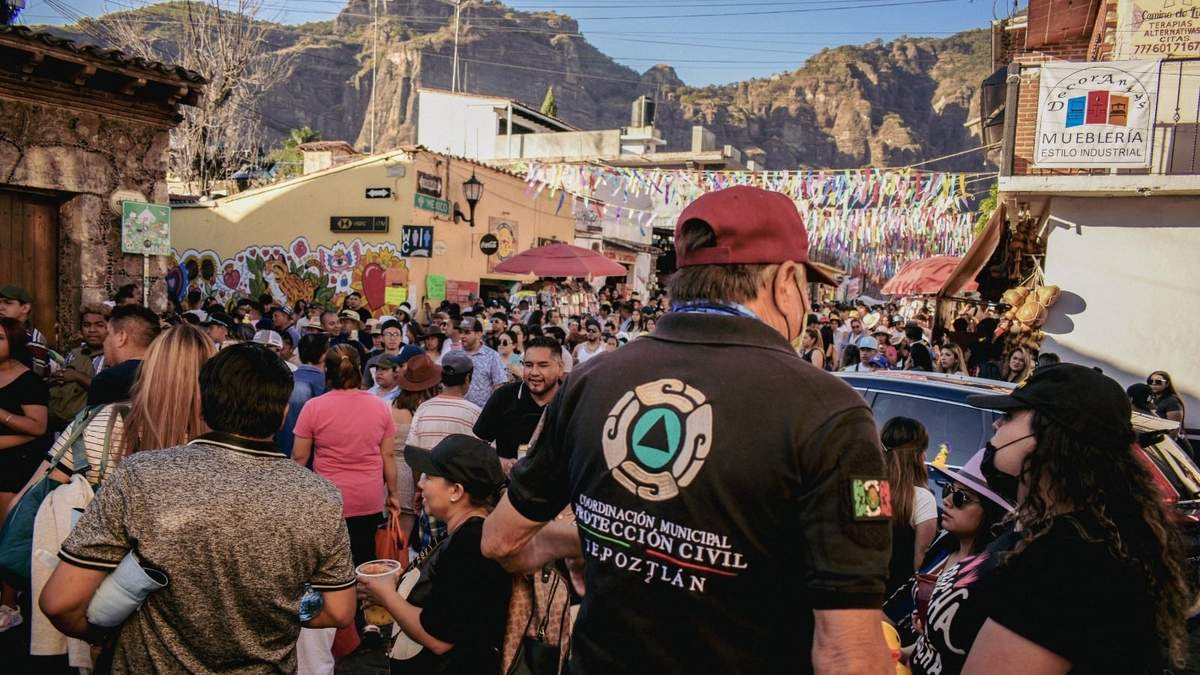 Para tratar de brindar seguridad durante el Carnaval de Tepoztlán, el ayuntamiento instaló filtros en las calles