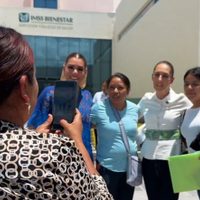 Habitantes de Guerrero reciben con bloqueo a Sheinbaum; los evade en helicóptero