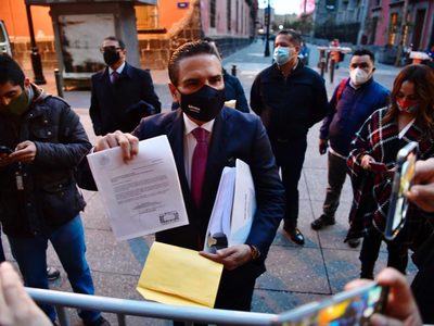 Aureoles acude a Palacio para entregar a AMLO "las pruebas" de los vínculos de Morena con el narco