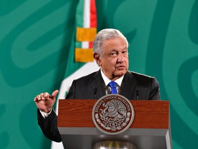 AMLO presume nuevo libro con poema de Rubén Darío "La Calumnia", dedicado a la prensa