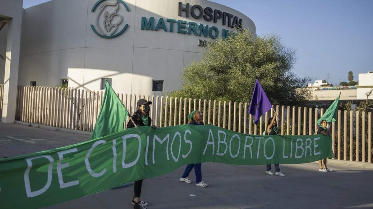 Integrantes de Colectiva Bloodys y Projects hacen una manifestación afuera de un hospital público en Tijuana el 28 de septiembre de 2023