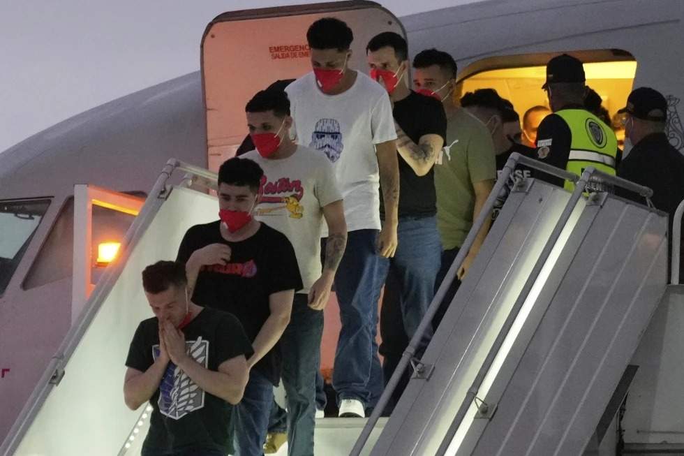 Migrantes deportados hace meses por Estados Unidos a El Salvador bajo la ofensiva migratoria de la administración Trump llegan al Aeropuerto Internacional Simón Bolívar en Maiquetía, Venezuela, el viernes 18 de julio de 2025.