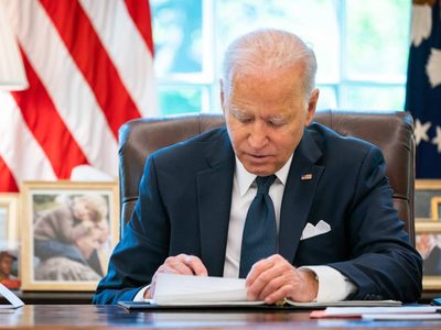 Biden anuncia eliminación de hasta 20 mil dólares en deudas por colegiaturas universitarias