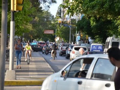 Una mujer atropelló a un ciclista en Neuquén y escapó sin prestarle asistencia
