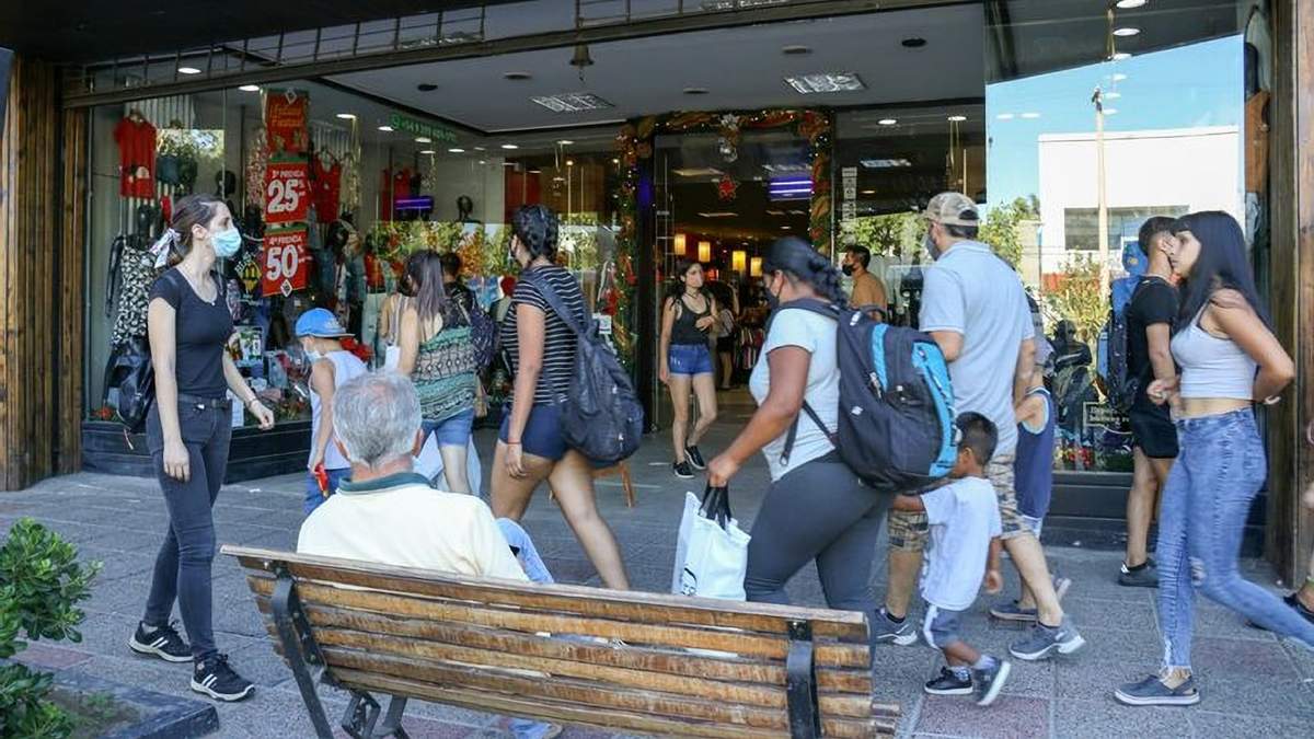 Vecinos en busca de precios accesibles en Neuquén. Fuente: (Twitter)