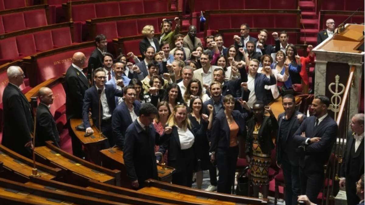 Miembros electos al Parlamento del partido de extrema izquierda, Francia Indomable, levantan el puño en la Asamblea Nacional