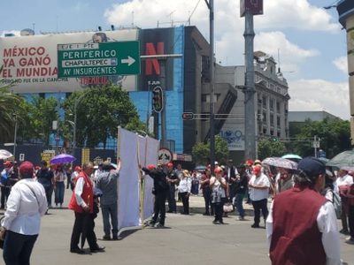 Vendedores de boletos de Lotería Nacional cierran Paseo de la Reforma