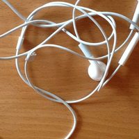 Con solo 1 ingrediente, el increíble truco para limpiar el cable de tus audífonos y dejarlos como el primer día