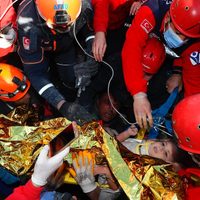 Rescatan con vida a niña sepultada durante cuatro días tras el terremoto en Turquía