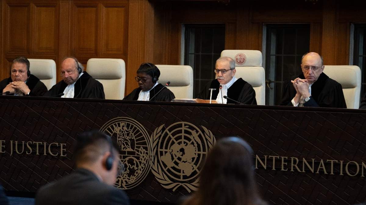 El juez Nawaf Salam (segundo por la derecha) preside la sesión de este martes de la Corte Internacional de Justicia en La Haya, Holanda