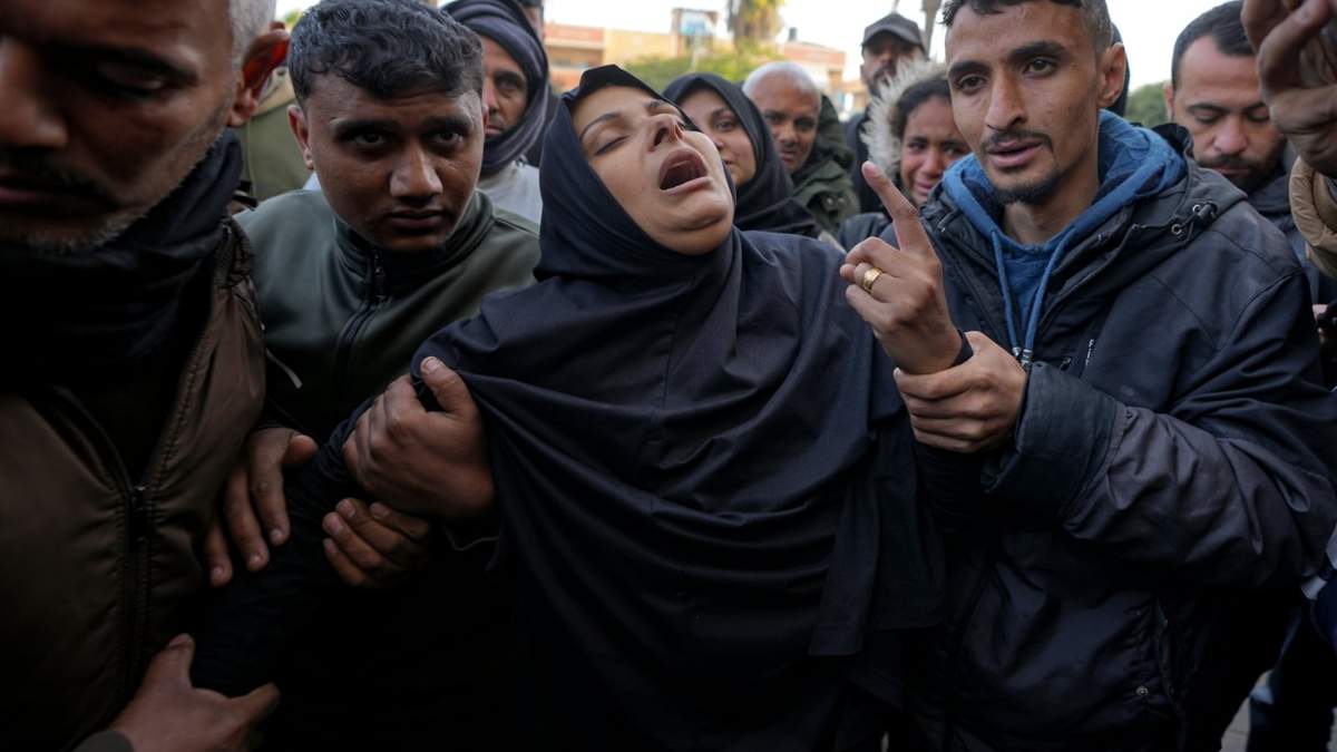 Una mujer reacciona durante el funeral por cinco periodistas palestinos muertos en un ataque aéreo israelí en Gaza, en el hospital Al-Aqsa, en Deir al-Balah, el 26 de diciembre de 2024