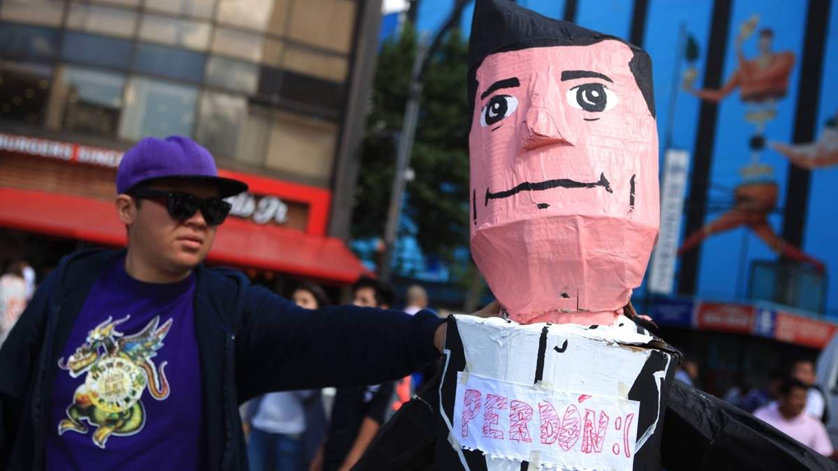 Durante una protesta en 2016 por los hechos de Nochixtlán, manifestantes llevaron un muñeco que representaba al entonces presidente Enrique Peña Nieto