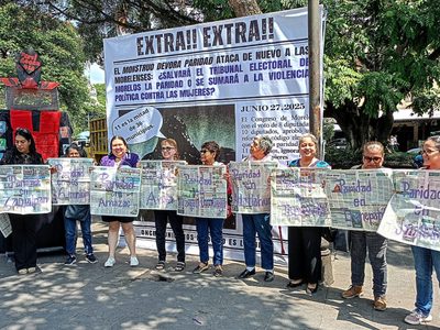 Activistas de Morelos presentan al “Monstruo de la Partidocracia” que “devora paridad”