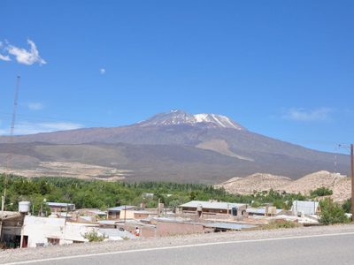 Simuló ser un apicultor para tomar parte del terreno de una familia y los amenazó