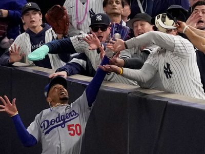 Fanático expulsado del Yankee Stadium por quitar bola del guante de Mookie Betts (Video)