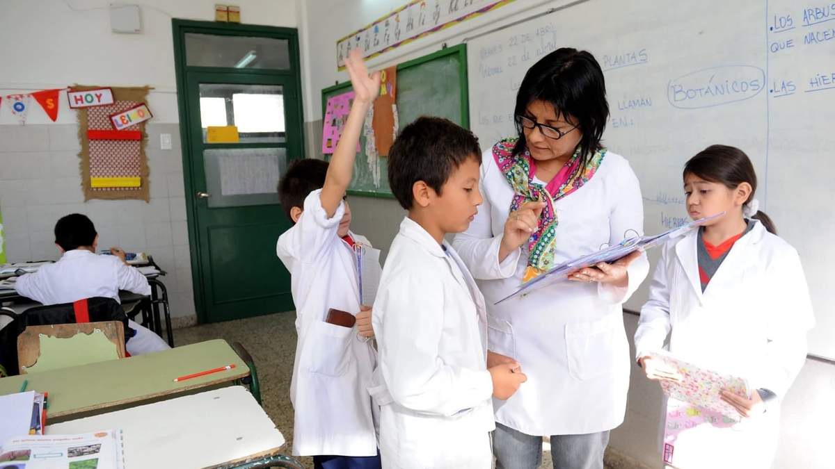 Las cuotas de los colegios privados tendrán un último aumento. Fuente: (X)