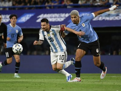 Cambia de bandera: el futbolista que pudo jugar en la Selección Argentina y se nacionalizará uruguayo