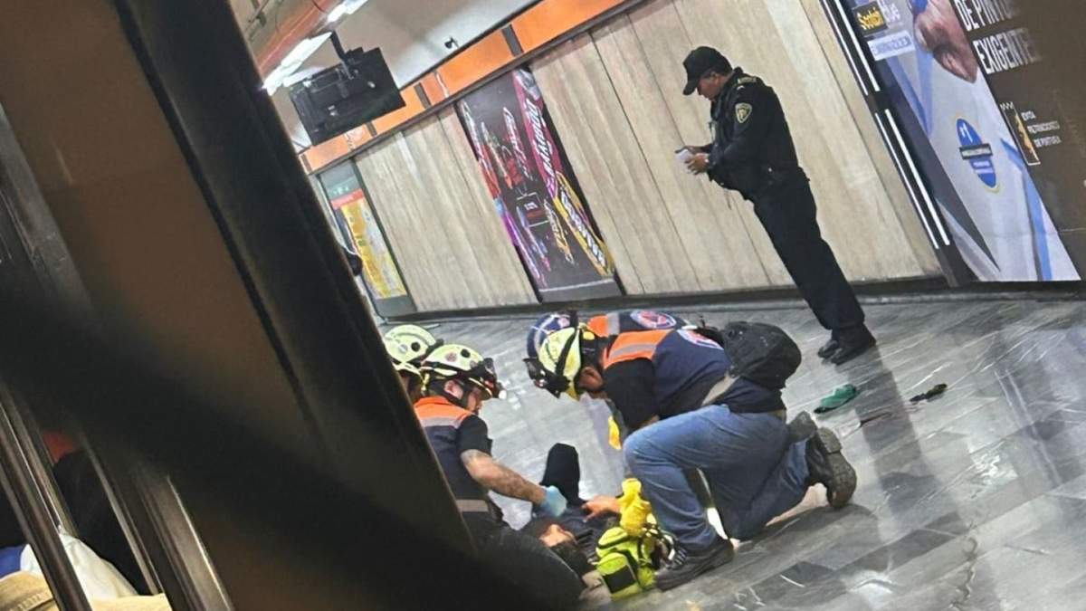 Personal del Metro atiende a una de las personas lesionadas